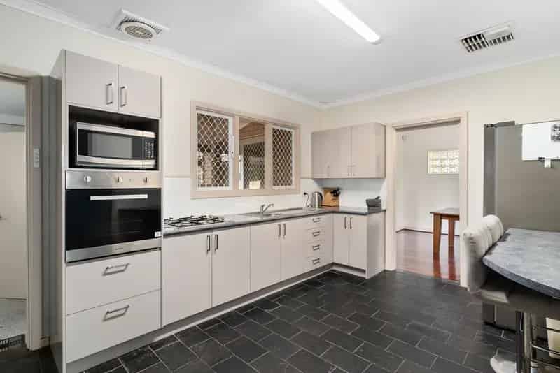 Charming Family Home on 1003m2