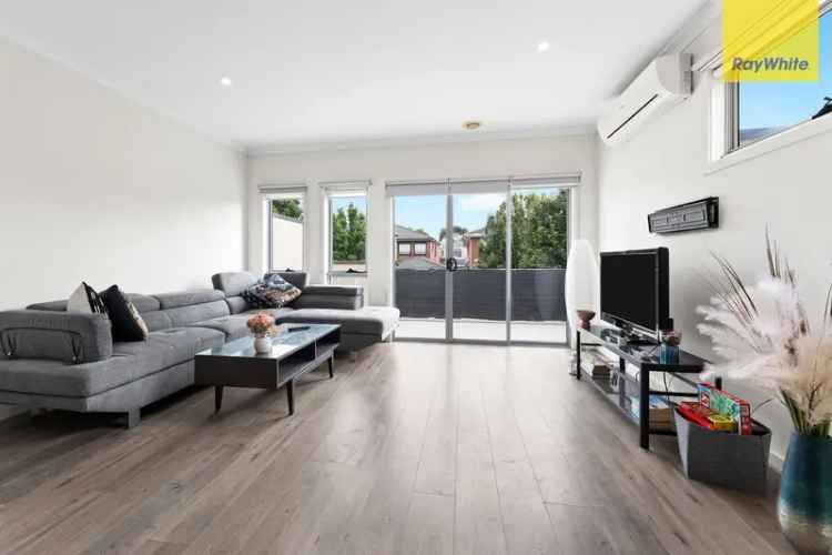 Modern Townhouse Entertainers Delight Near CBD