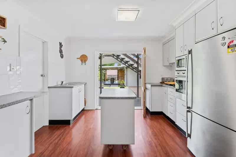 House for Sale in Torquay with 4 Bedrooms and 3 Bathrooms