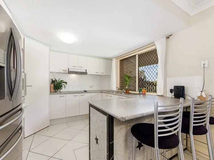 Spacious 3 Bedroom Townhouse Burleigh Waters Near Beaches and M1