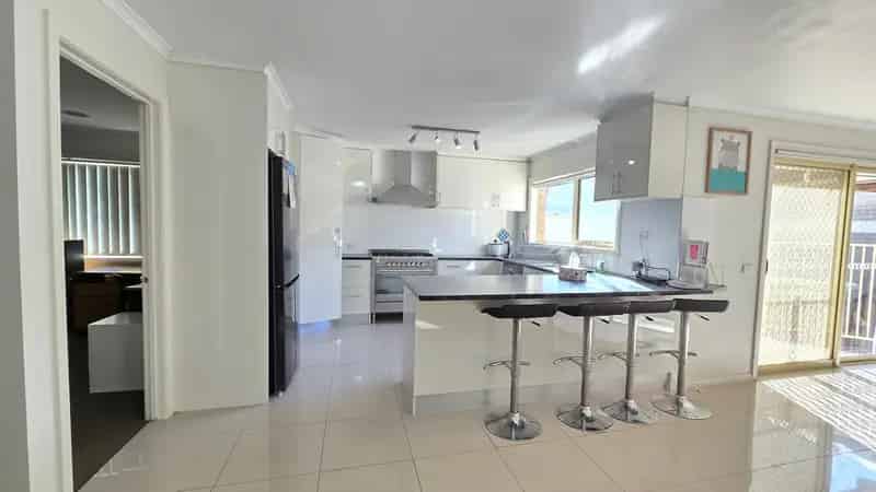 MODERN AND VERY SPACIOUS TOWN RESIDENCE WITH 2 LIVING ZONES - Partially furnished