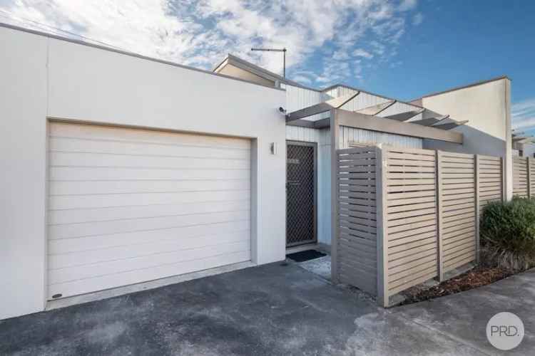 Central Contemporary Townhouse in Quiet Court