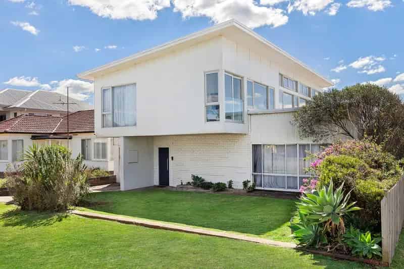 Lease Upper Level House in Woonona with Private Studio and Easy Access