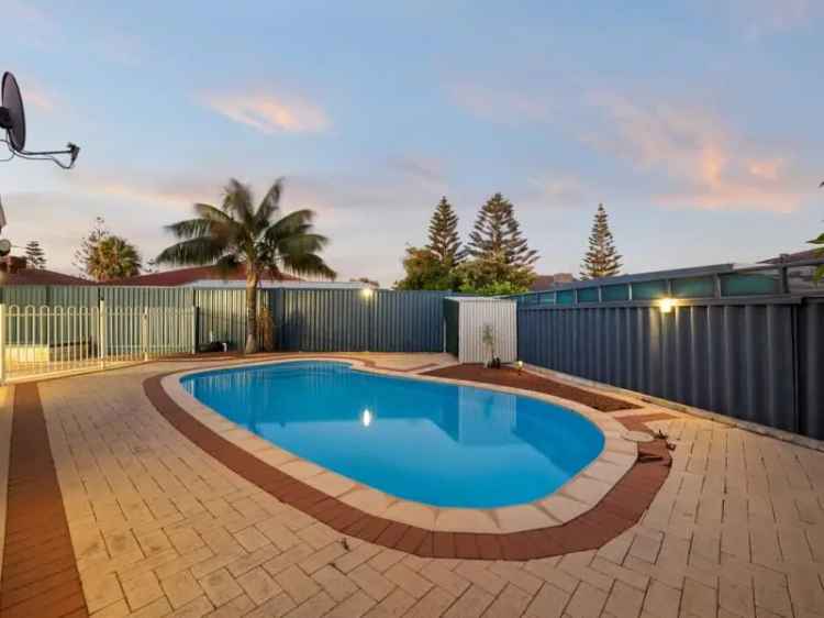 4 Bedroom Family Home with Pool Near Parkland and Coast