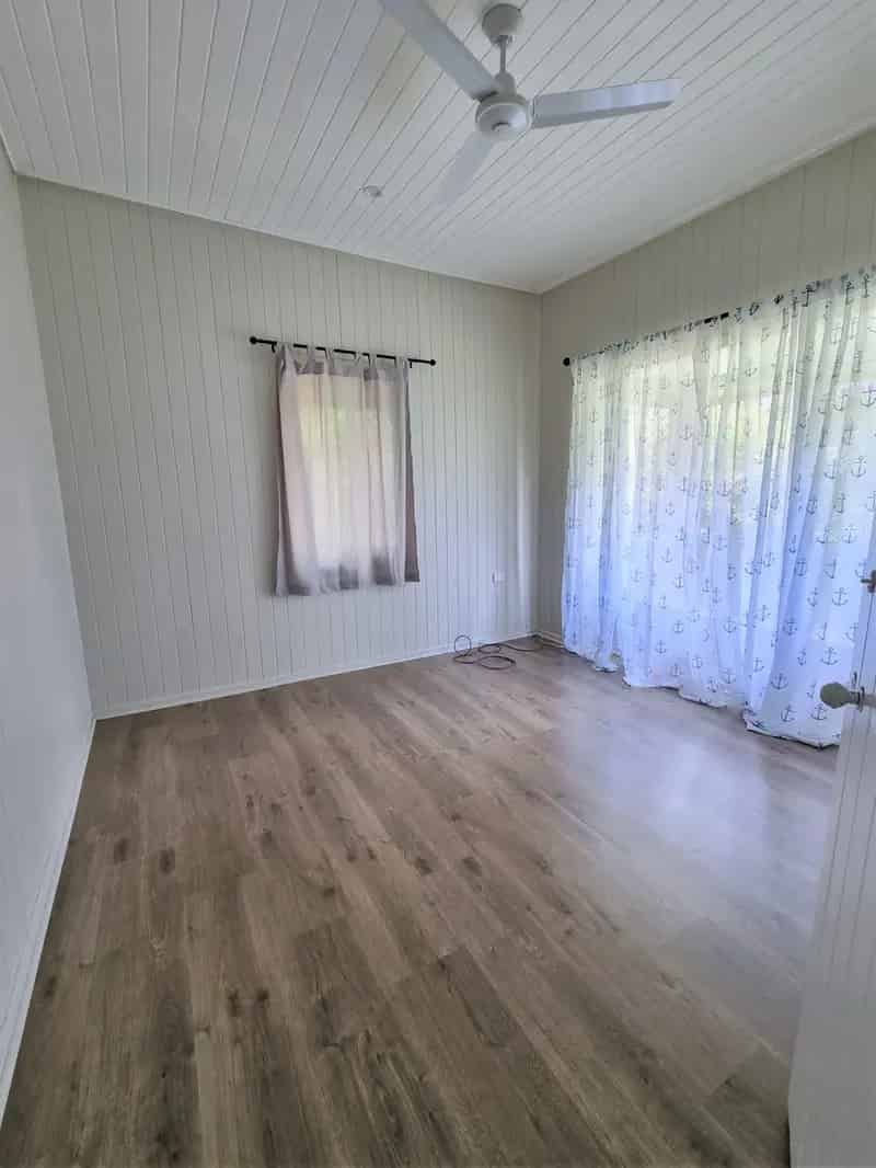 Woodford cottage on a large 1/2 Acre Block