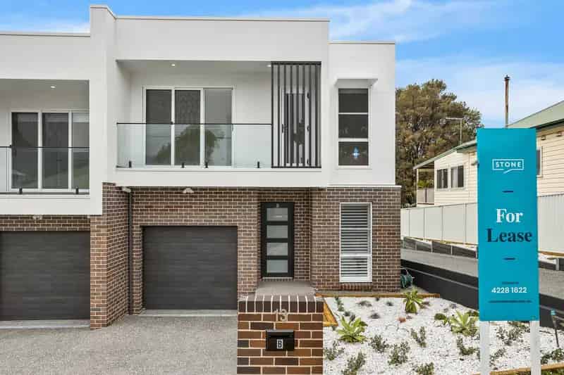 Lease Modern 3 Bedroom Townhouse in West Wollongong Featuring Study