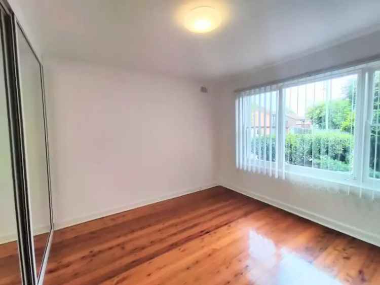 Rent 1 Room Apartment in Sydney with Character and Nearby Amenities