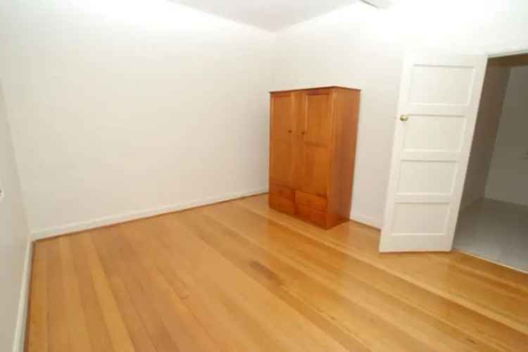 2 Bedroom Art Deco Apartment Melbourne 220m² Near Albert Park Lake