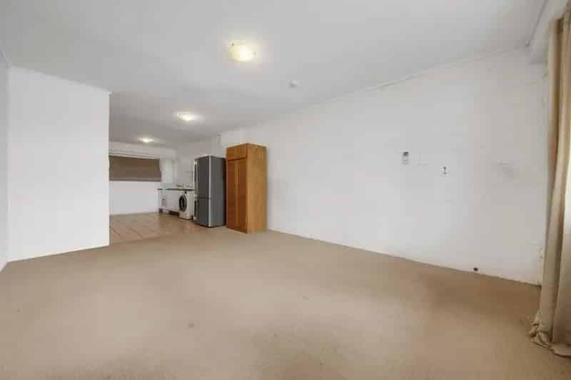 INVESTOR READY…. SOLID TWO BEDROOM UNIT… GREAT INCOME