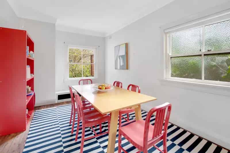 Lease 5 bedroom house in Greenwich with backyard and modern kitchen