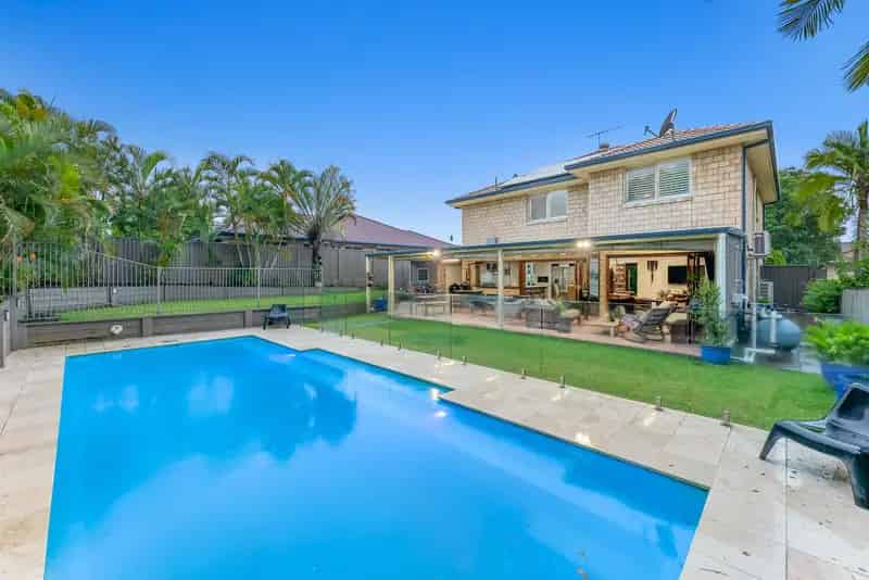 Impressive Two-Storey Property in a Prestigious Location!