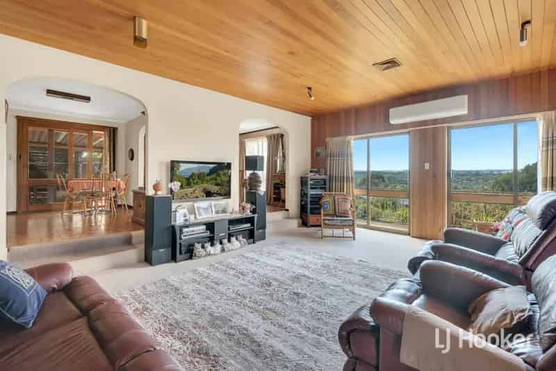 Buy double storey home in Bacchus Marsh with stunning views and ample space