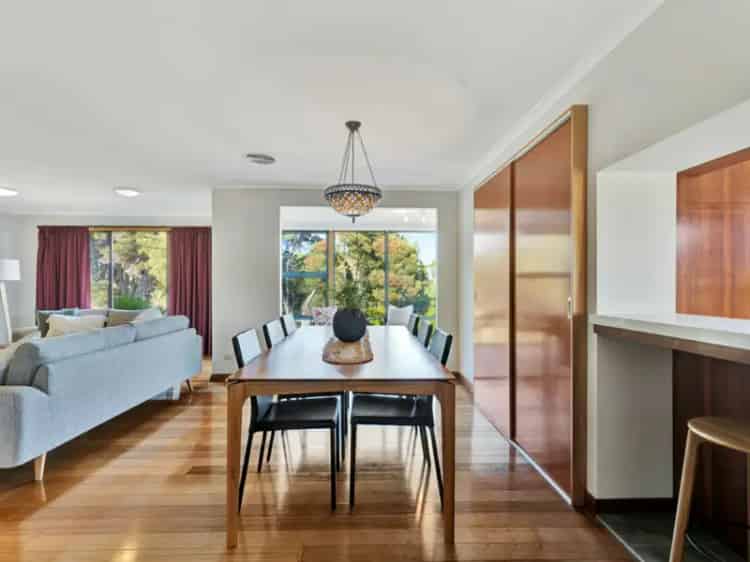 SPACIOUS FAMILY HOME IN TRANQUIL GARDENS