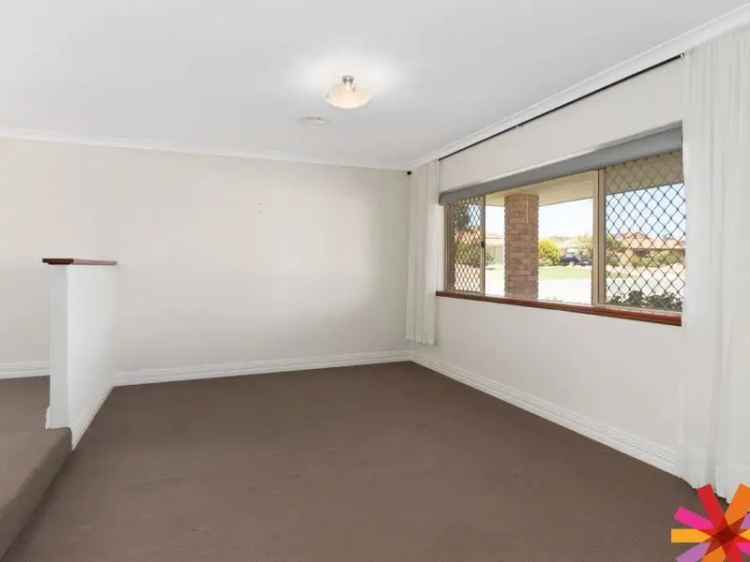 Spacious 4-Bedroom Family Home Near Iluka Beach