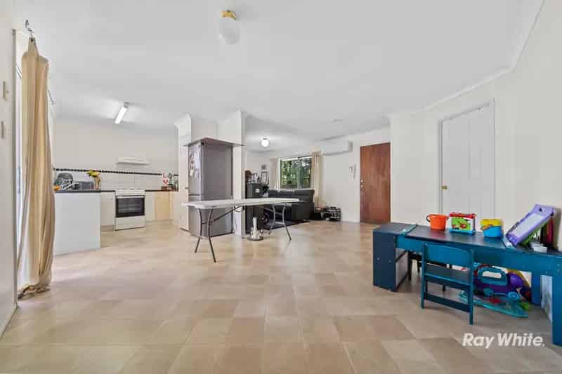 WELL MAINTAINED BRICK AND TILE DUPLEX FOR INVESTORS OR FIRST HOME BUYERS!
