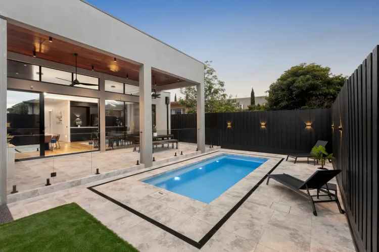 Luxury family, poolside entertainer (Land 522m2 approx.)