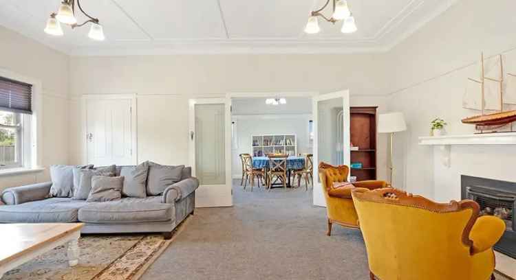 House For Sale in Hamilton, Victoria