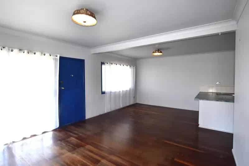 :: NEAT DUPLEX IN FANTASTIC LOCATION!
