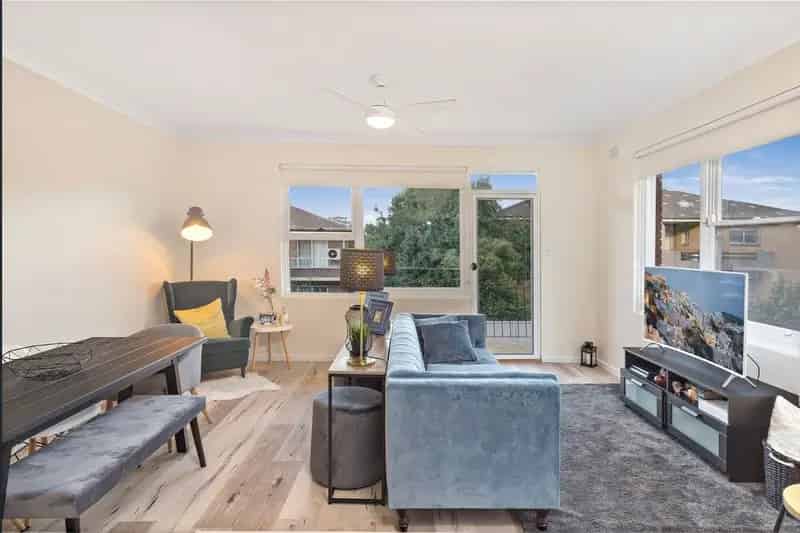 Carlton Apartment For Lease - Full Brick, 2 Beds, Modern Kitchen