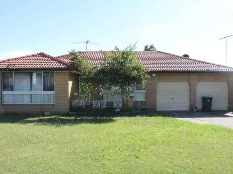 Rent Beautiful 3 Bedroom House in St Clair Sydney with Outdoor Oasis