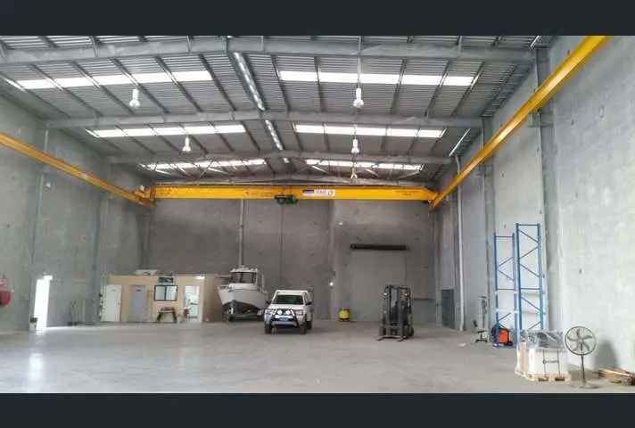 HIGH TRUSS WAREHOUSE WITH CRANE