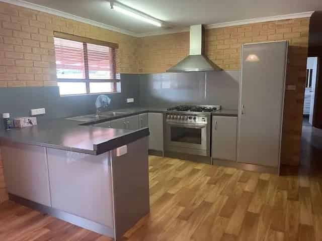 Neat Family Home In Waggrakine