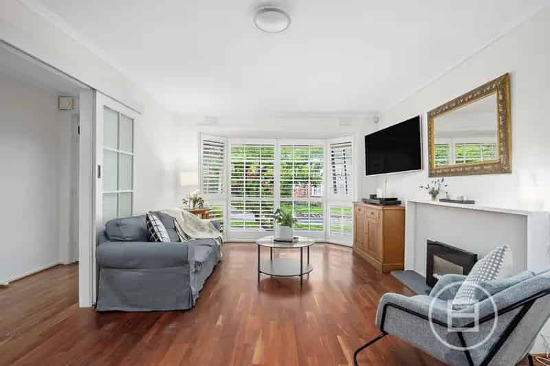 Rent charming villa in quiet block close to schools and parks