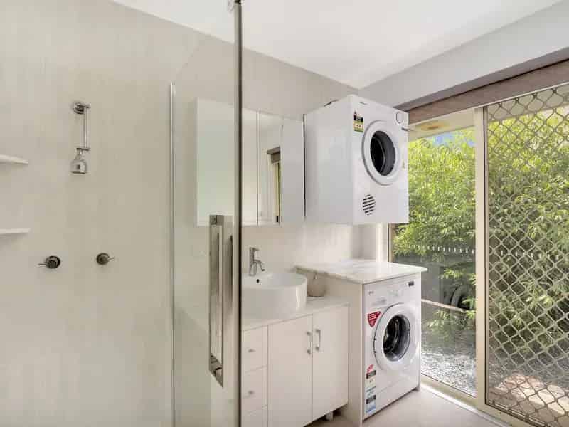 SPACIOUS FAMILY HOME WITH POOL IN QUIET CUL-DE-SAC!