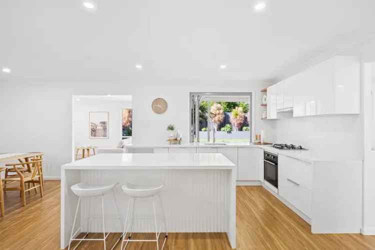 Family Home Wadalba NSW - Modern Kitchen 4 Bedrooms Large Backyard