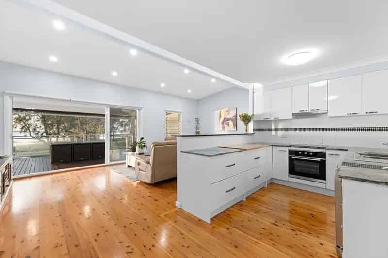 Buy 3 Bedroom Lake House Tuggerawong with Luxurious Features