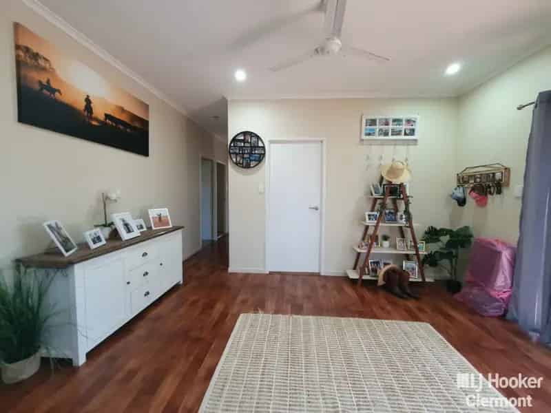 Buy House in Quiet Cul-de-Sac with Spacious Layout and Modern Features