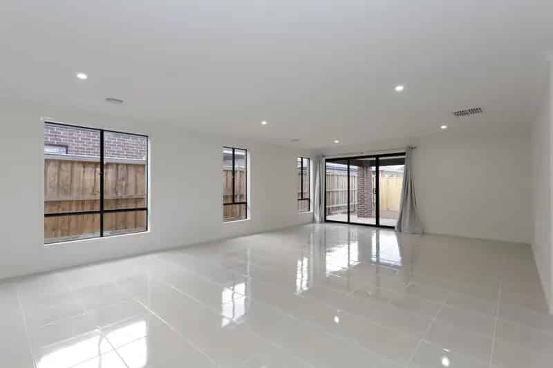 Four bedroom home with 2 living spaces in "Berwick Waters Estate" (photos taken in 2019) *Available 21 May 2025