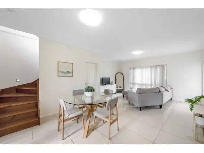 Modern Townhouse, Convenient Location