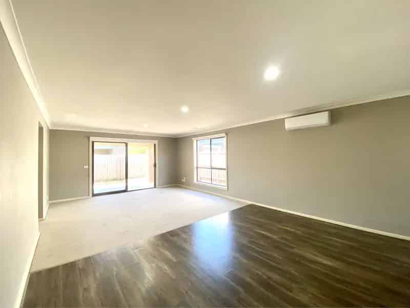 Modern 4B2B townhouse at Tarneit for rent!