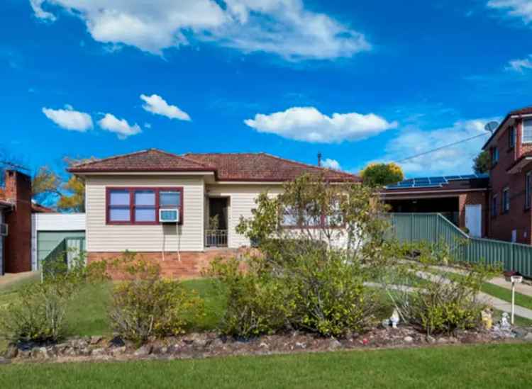 3 Bed Campbelltown Home - Close to Amenities