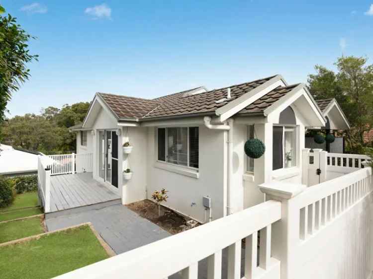 Walk To Beautiful Beach Family Home Near Korora Beach