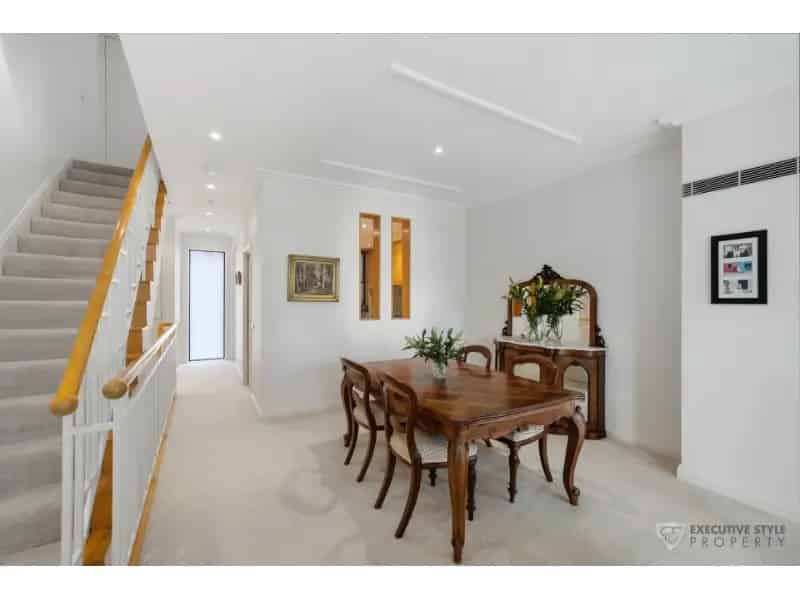 Massive 270 Sqm Luxurious 3 Bed Home + Rooftop Alfresco Deck