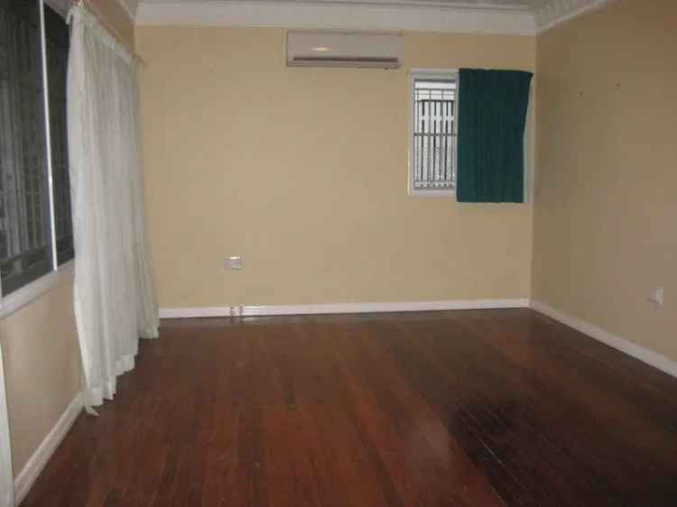 Rent Cottage in Coorparoo with Air Conditioning and Pet Friendly Features