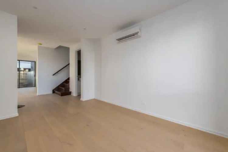 Near New Two Storey Townhouse Near Monash University