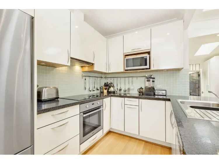 Convenient Newtown Terrace House Near Broadway