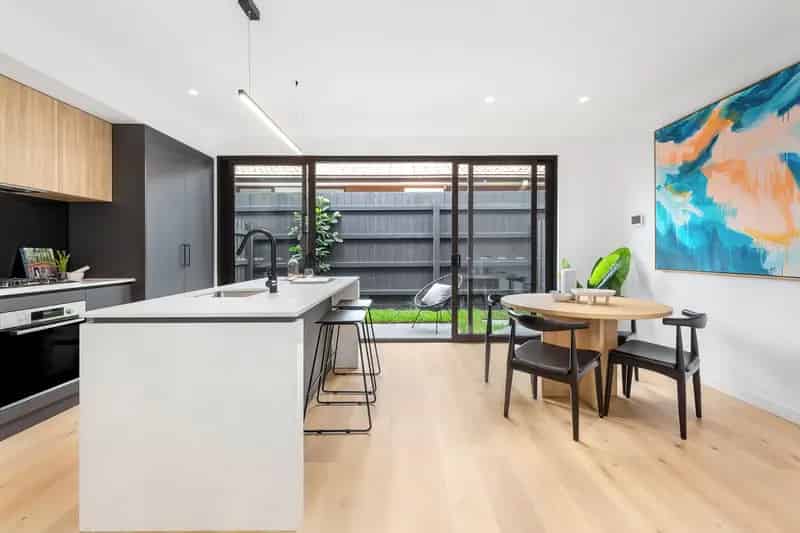 2 rooms house of 317 m² in Melbourne