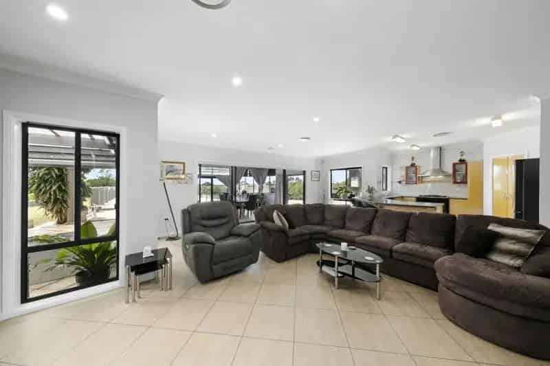 House For Sale - 10 Watsons Place, Aberglasslyn NSW 2320