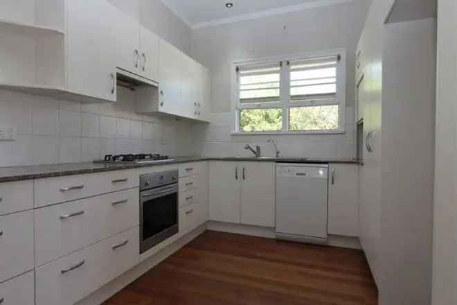 3 Bedroom House 6 Month Lease Built in Wardrobes