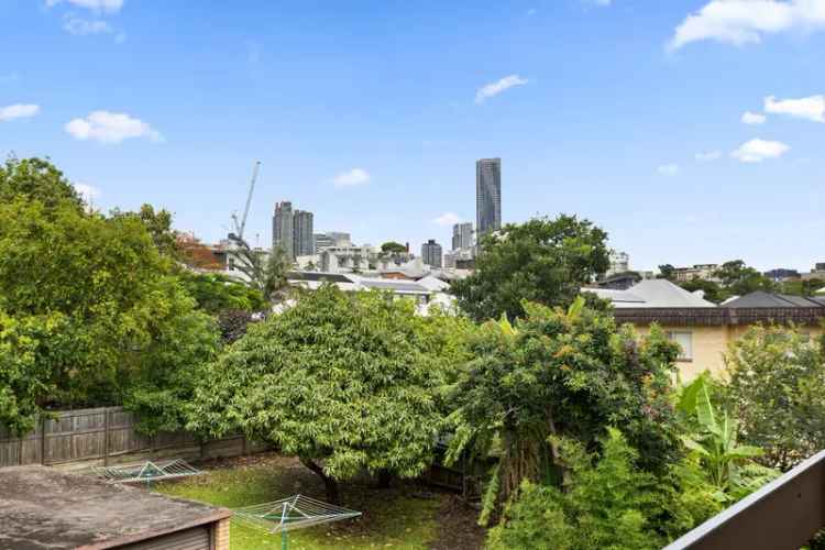 Incredible Top Floor Unit with Views of New Farm and Teneriffe