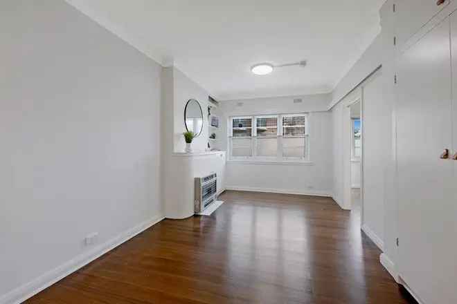 Spacious One Bedroom Art Deco Unit Near CBD