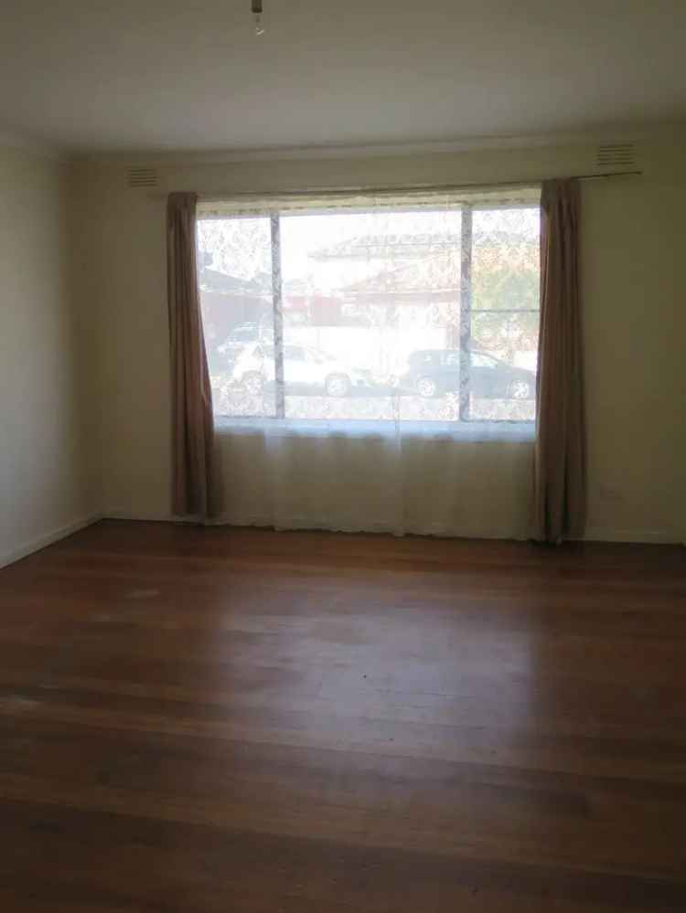 Two Bedroom Unit Near Shops and Schools