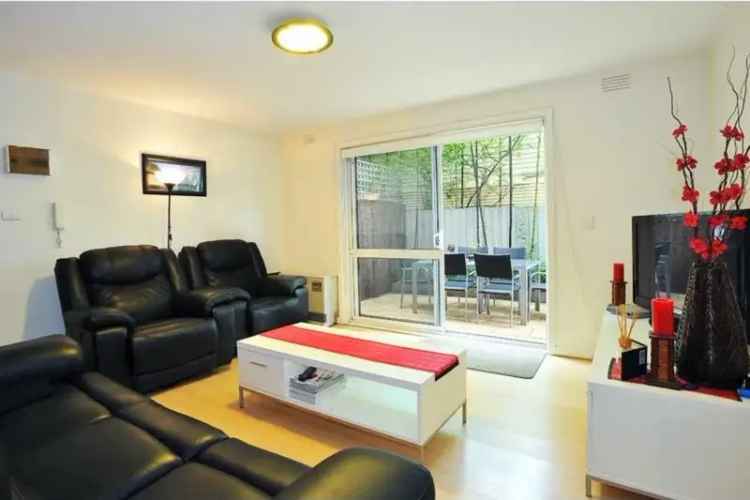 3 Bedroom 244m² Melbourne Townhouse Stylish Spacious Garden Patio