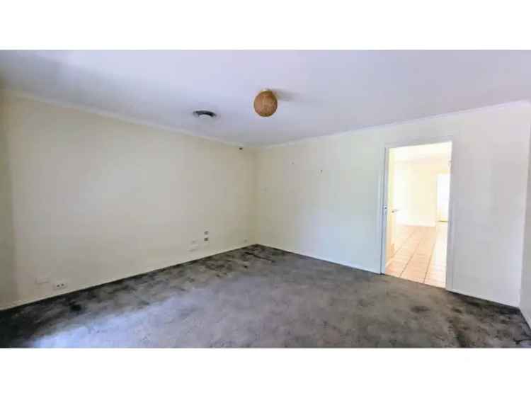 Spacious 3-Bedroom Home with Large Backyard and Shedding in Mildura