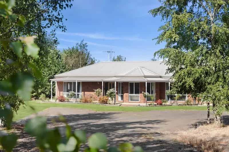 Acreage Living with Scale, Serenity & Sensational Views