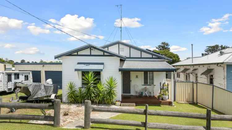 RENOVATED FLOOD FREE GEM -  SELLING UNDER THE HAMMER